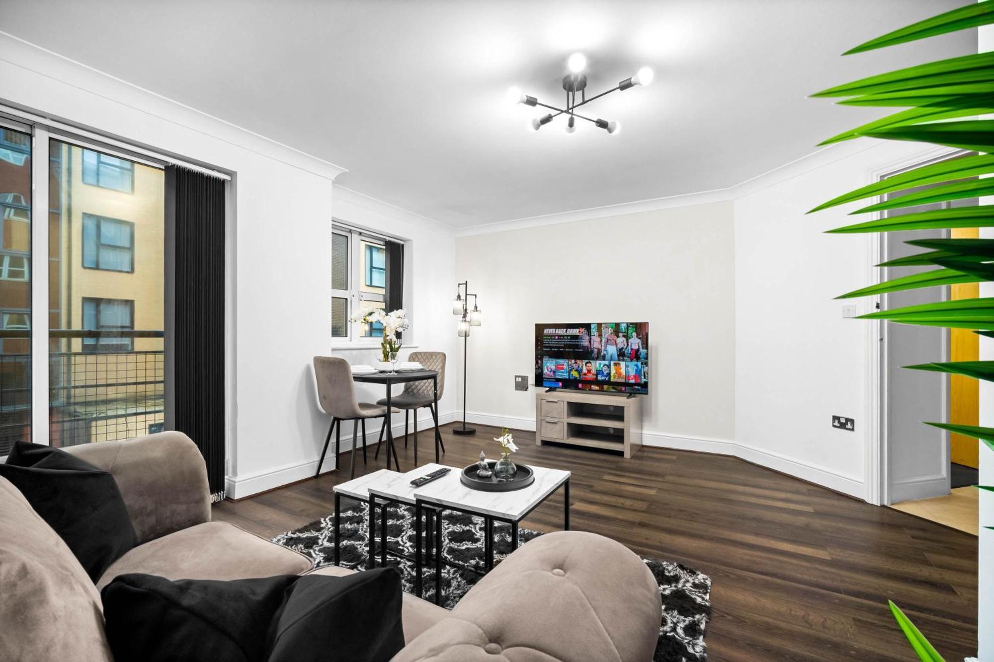 Luxury - Centre - Smart Tv - Wifi - Balcony - 4qb Apartment *